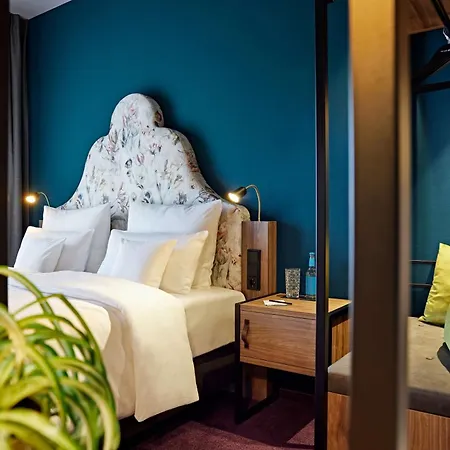 Me And Oberkassel, By Hyatt Otel