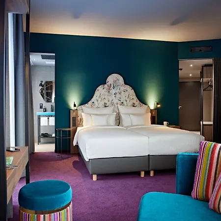 Me And Oberkassel, By Hyatt Otel