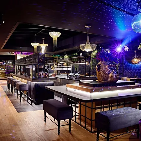 Me And Oberkassel, By Hyatt Ντίσελντορφ